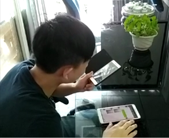 科頤辦公工程師在用視頻教客戶處理問題，客戶在師傅的指導下自己動手查檢配件