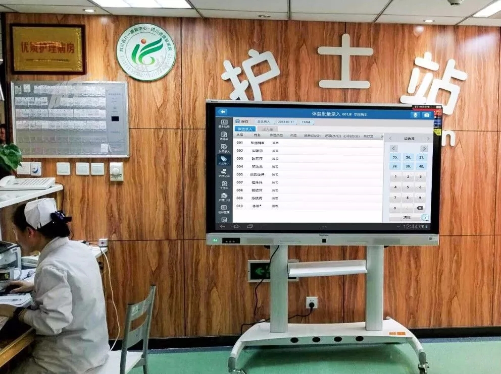 在護士站，鴻合V650會議平板運行數(shù)字化病房管理系統(tǒng)-科頤